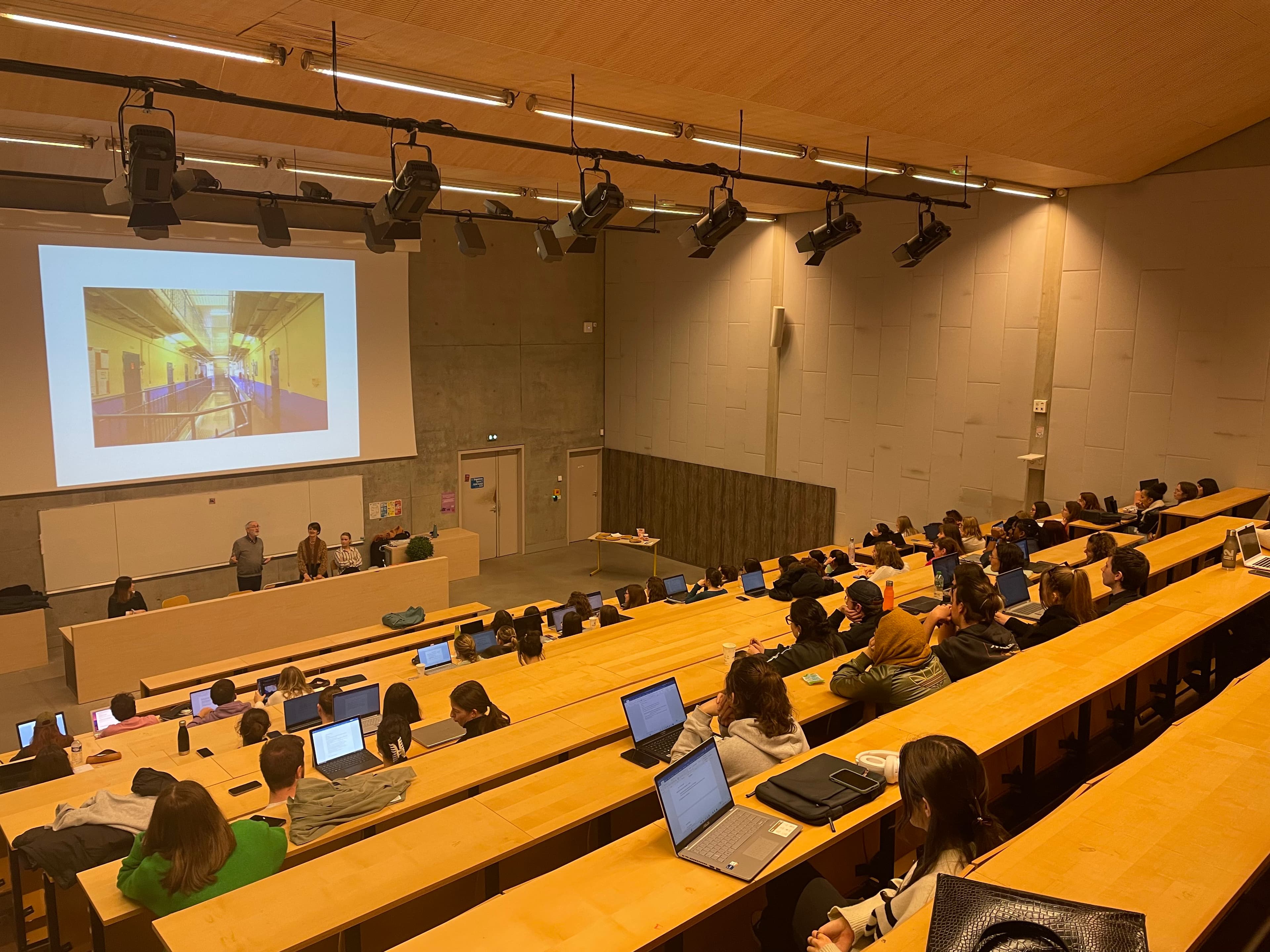 Photo d'une conférence de sensibilisation du milieu carcéral à l'Université de Rennes 2 qui s'est déroulée en février 2024